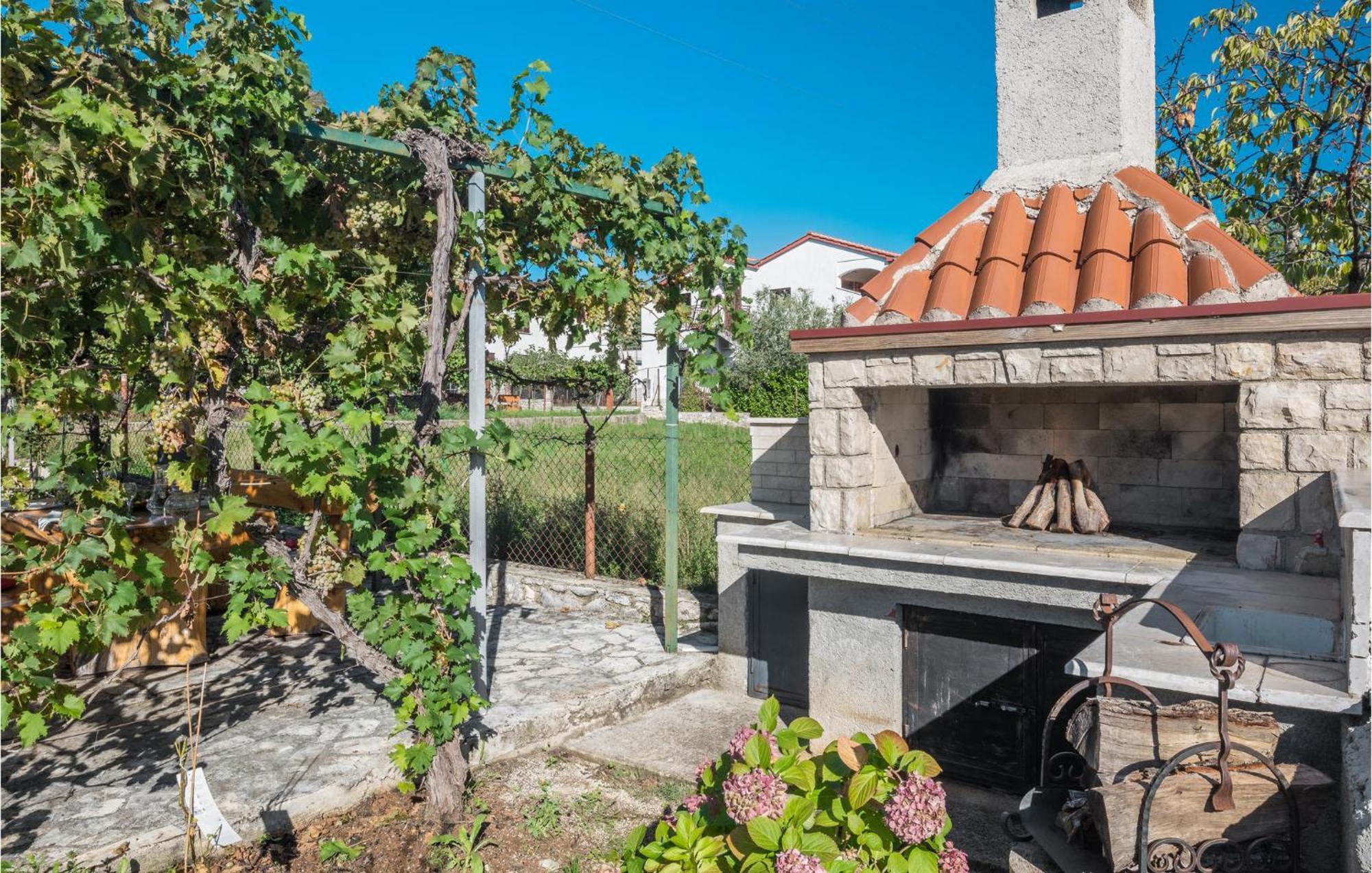 Gorgeous Apartment In Musalez With Kitchen מראה חיצוני תמונה
